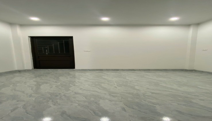 Bán nhà riêng ngõ 147 Tân Mai 5 tầng, ngõ thông, vị trí đẹp ngay chợ đầu mối